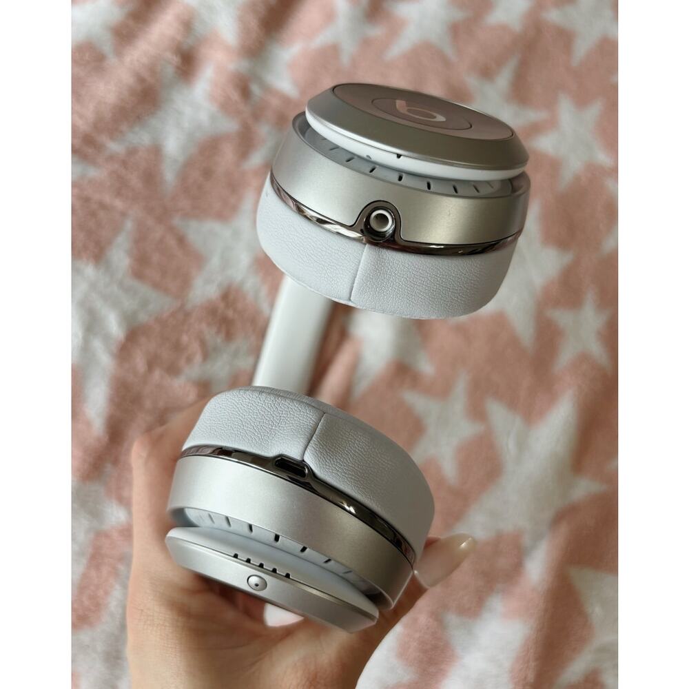 Silver Beats by Dr. Dre Solo 3 Wireless On-Ear Headphones - Picture 4 of 12